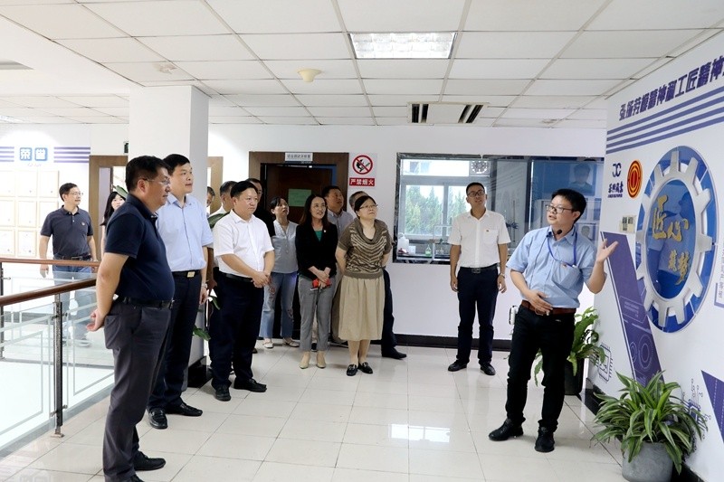 2020年7月29日，时任浙江省政协常委、社法委副主任、省总工会副主席、一级巡视员董建伟莅临银河官方入口(中国)最新官网入口调研新时代工匠培育工作