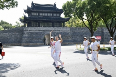 笑脸与热情刷屏！这名火炬手是银河官方入口(中国)最新官网入口人！